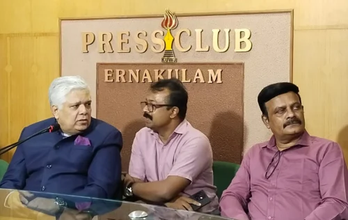 എറണാകുളം പ്രസ് ക്ലബിന്റെ പഠനോപകരണ വിതരണ പദ്ധതി എജ്യൂപ്രസിന്റെ ഉദ്ഘാടനം ജസ്റ്റിസ് ദേവൻ രാമചന്ദ്രൻ നിർവഹിക്കുന്നു